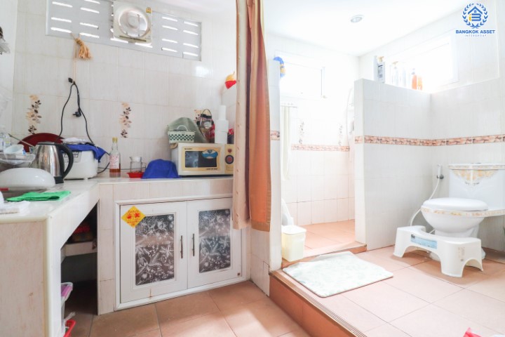 บ้านเดี่ยวทำเลโชคชัย 4 ซอย 56 หลังใหญ่พร้อมอยู่ เนื้อที่ 101 ตร.ว. พร้อมฟังก์ชันที่เหนือกว่าด้วย 5 ห้องนอน 5 ห้องน้ำ ต่อเติมเต็มทั้งหลัง บนทำเลสุดโดดเด่น! พร้อมเชื่อมต่อหลายเส้นทาง ใจกลางแหล่ง Community Mall ชั้นนำมากมาย ใกล้รถไฟฟ้าสายสีเหลือง "โชคชัย4" และทางด่วน "ฉลองรัช"